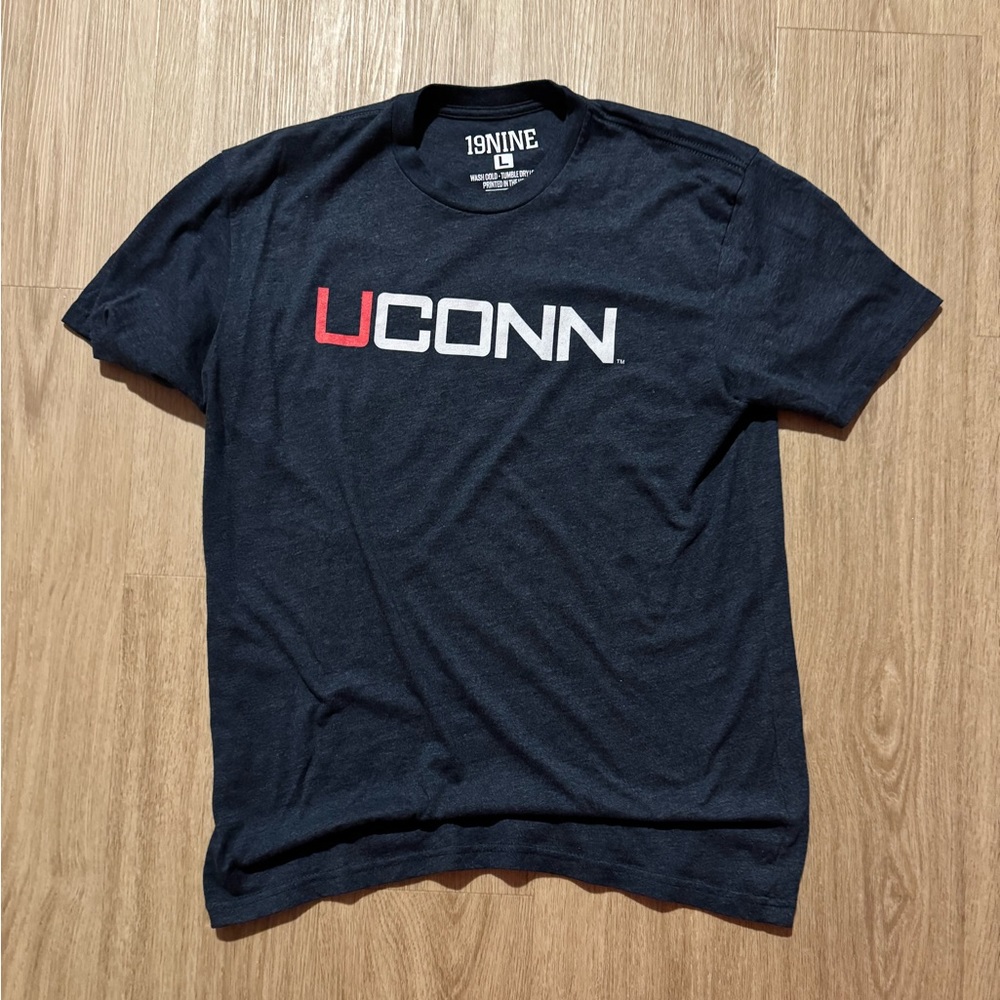 Vintage UConn Huskies T Shirt Size Large Premium Cotton LIKE NEW 9.9/10